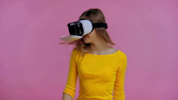 teenager dancing with virtual reality headset isolated on pink - Footage, Video