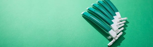 disposable razors on green background with copy space, panoramic shot - Foto, Bild