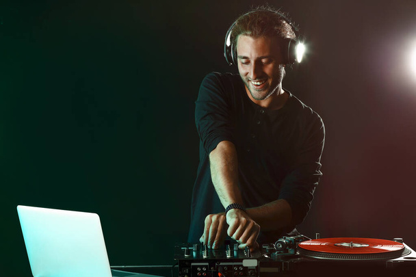macho dj jugando música en nightclub
 - Foto, imagen