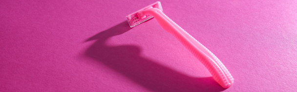 disposable feminine razor on pink background with copy space, panoramic shot - Foto, Imagen