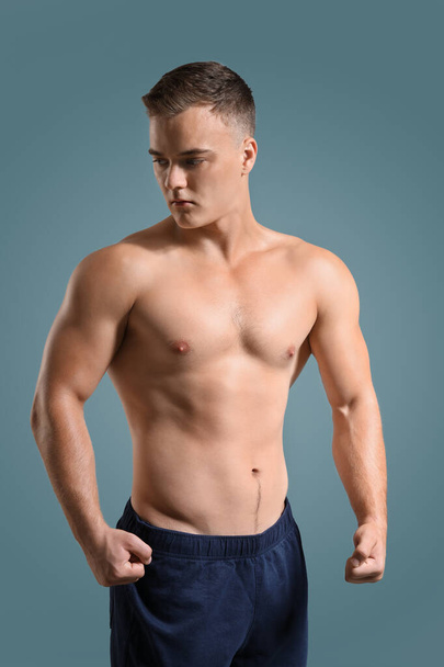 Handsome male bodybuilder on grey background - Φωτογραφία, εικόνα