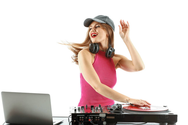 weiblicher DJ spielt Musik auf weißem Hintergrund - Foto, Bild