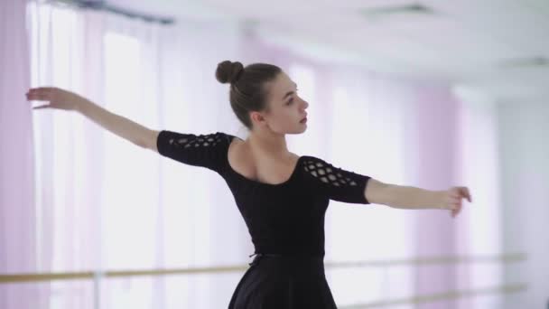 Fiatal balett táncos táncol a háttérben egy nagy ablak. - Felvétel, videó