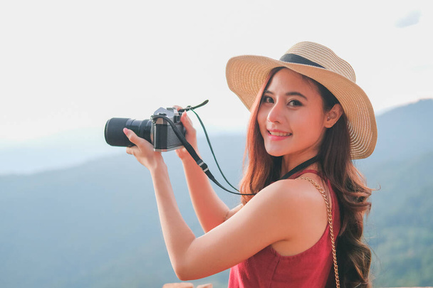 Egy nő fotózzon. utazó turista utazás nyaralás. j - Fotó, kép