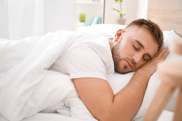 Утро молодого человека спящего в постели
 - Фото, изображение