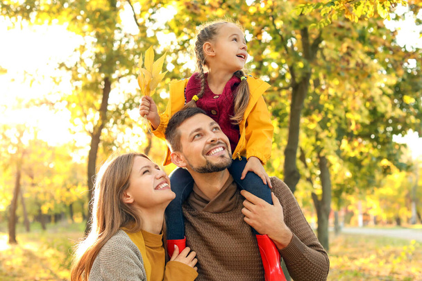 Счастливая семья в осеннем парке - Фото, изображение