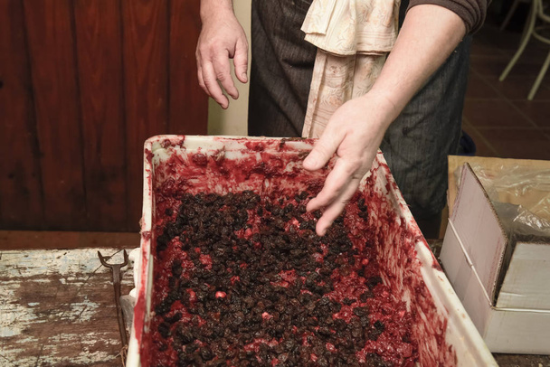 Preparación de salchichas de sangre hechas a mano, tradición argentina, Pampas
, - Foto, imagen