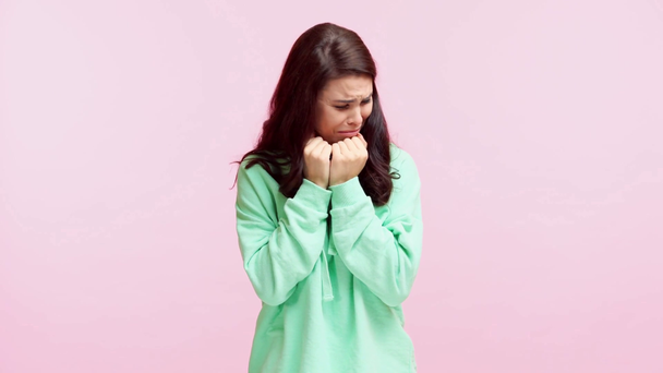 uražená dívka pláče izolované na růžové - Záběry, video