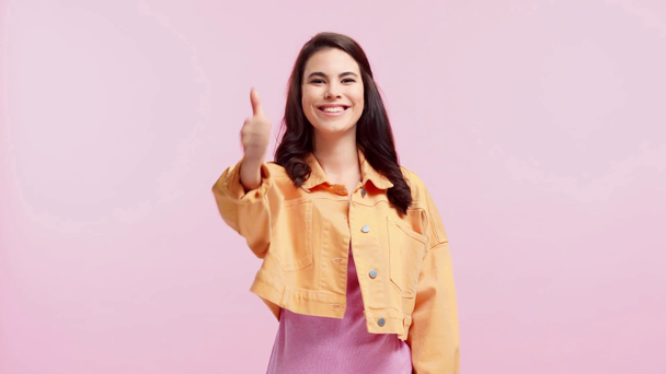 sorrindo menina mostrando polegar para cima isolado em rosa
 - Filmagem, Vídeo