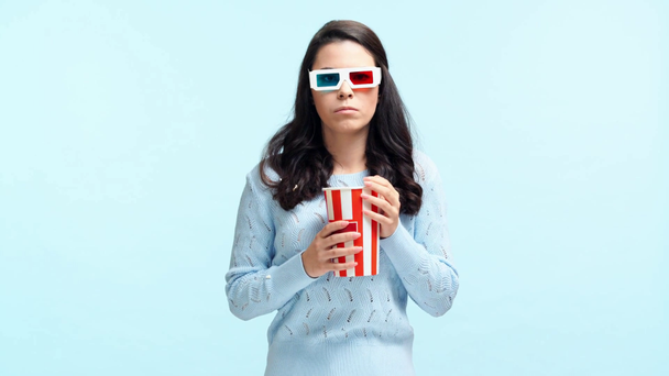 испуганная девушка в 3D очках ест попкорн изолирован на синий
 - Кадры, видео