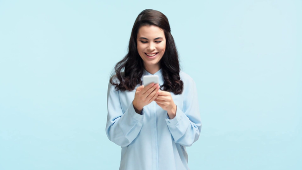 ridere ragazza messaggistica su smartphone isolato su blu
 - Filmati, video