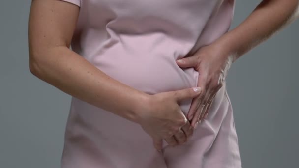Беременная женщина трогает живот, страдает от боли, риска родов, здоровья
 - Кадры, видео