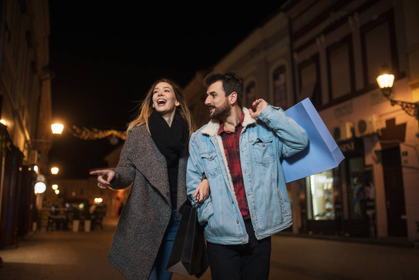 Blisko młodej pary zakupy w mieście w nocy - Zdjęcie, obraz