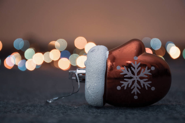 Çelenk arkaplanındaki Noel oyuncağı - Fotoğraf, Görsel