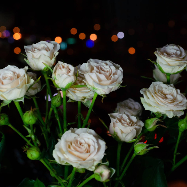 Mooi boeket op een donkere achtergrond. Elegante samenstelling van rozen. Close-up zicht op een levendige bloemen. Foto voor een desktop of smartphone achtergrond. - Foto, afbeelding