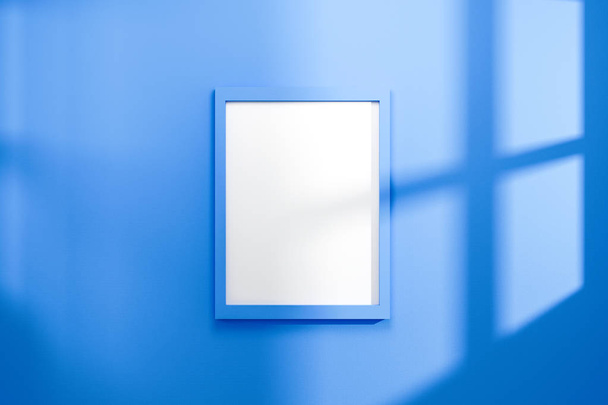 Marco vacío sobre fondo de pared azul vivo con luz natural de la ventana. Exposición de exposición. Renderizado 3D realista
. - Foto, imagen