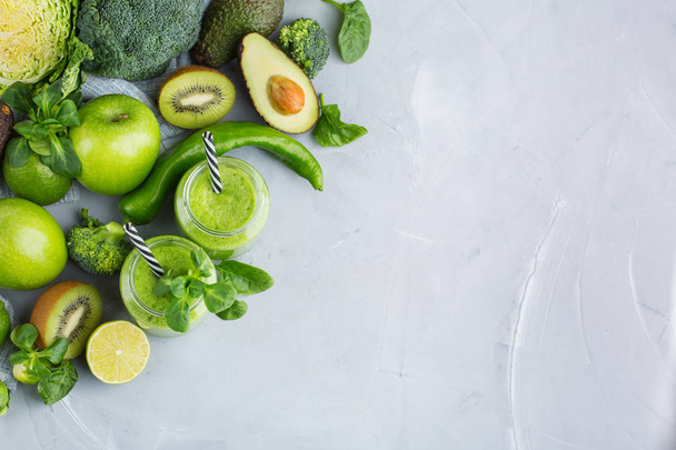 Smoothie verde com legumes para uma dieta saudável, crua e vegana
 - Foto, Imagem