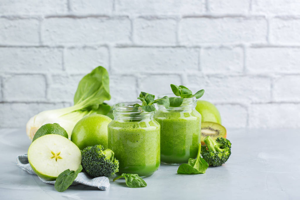 Zielone Smoothie z warzywami dla zdrowej, surowej, wegańskiej diety - Zdjęcie, obraz