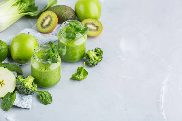 Grüner Smoothie mit Gemüse für gesunde, rohe, vegane Ernährung - Foto, Bild