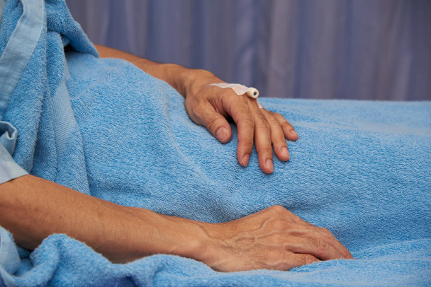 Un paciente acostado en la cama del hospital
 - Foto, Imagen
