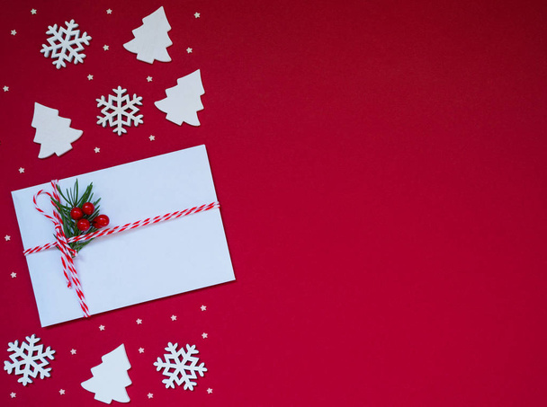 Karácsonyi háttér üdvözlőlap karácsonyfa ágak, dekoráció és ajándék a piros. Felülnézet másolási hellyel a szöveghez. - Fotó, kép