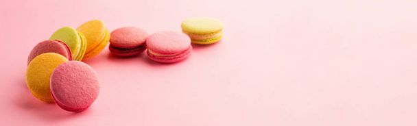 Zoete macarons op roze achtergrond - Foto, afbeelding