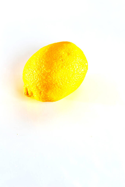 Elhalványult száraz citrom fehér háttér közelről. - Fotó, kép