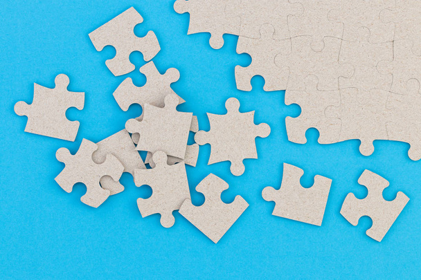 Bitmemiş beyaz jigsaw puzzle parçaları mavi zemin üzerine - Fotoğraf, Görsel
