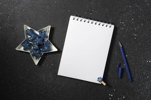 Christmas or New year holiday background with open blank Notepad, fir branches and Christmas traditional decorations. Checklist or letter to Santa. Top view with copy space - Foto, afbeelding