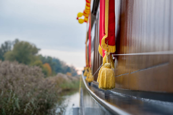 Bobinas decorativas con lana en banner con oro y rojo en el
  - Foto, Imagen