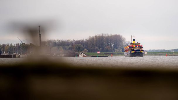 Nave a vapore dall'aspetto classico che viaggia sul fiume olandese
 - Foto, immagini