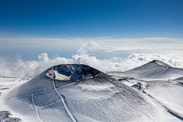 Vista aérea das colinas nevadas do Monte Etna. Ilha da Sicília Itália
 - Foto, Imagem