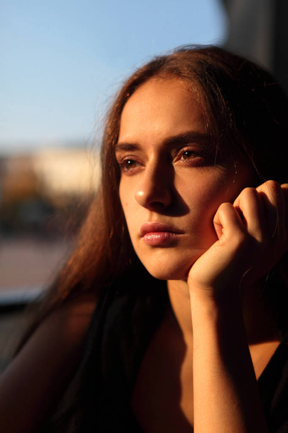 Portrait of georgeous girl with dramatic light and shadow.Sunset light - Foto, immagini