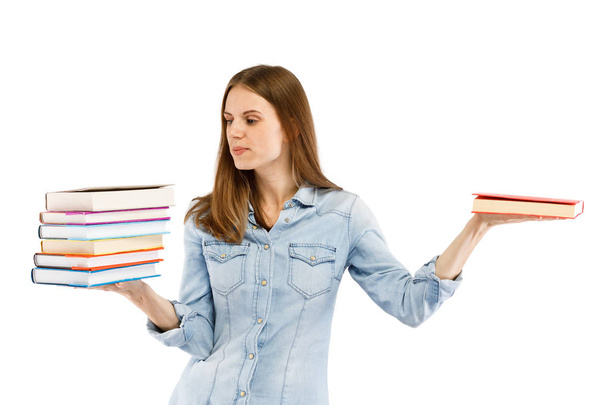 Mujer posando con libros sobre fondo de espacio de copia blanca
 - Foto, imagen