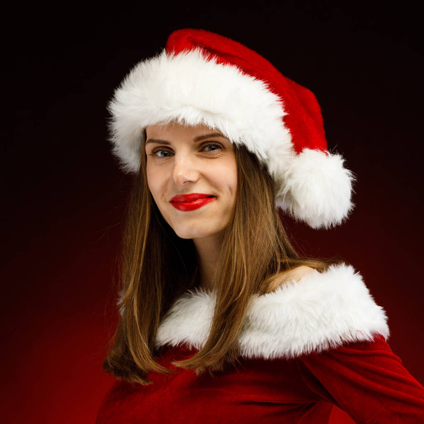 Woman in santa hat posing in studio - Foto, Imagem