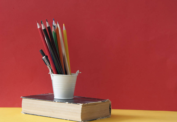 Kolorowy długopis w pudełku na stosie książki, szablon makiety banner fo - Zdjęcie, obraz