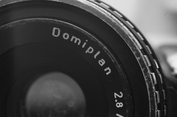 La parte de la lente de la cámara antigua y el resto de la cámara son de estilo vintage con un diseño de lujo que al mismo tiempo proporciona comodidad a los usuarios de la cámara antigua. - Foto, imagen