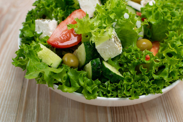 Salada grega, Horiatiki ou salada de aldeia com queijo Feta
 - Foto, Imagem