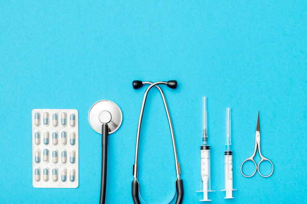 Flat lay of medical tools on colored background - Foto, Imagen