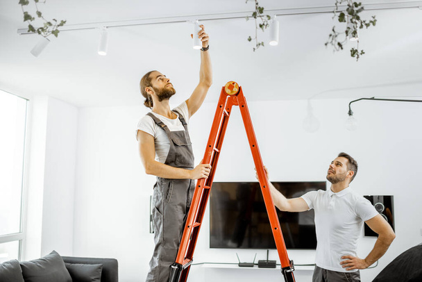 Muži instalují světla doma - Fotografie, Obrázek