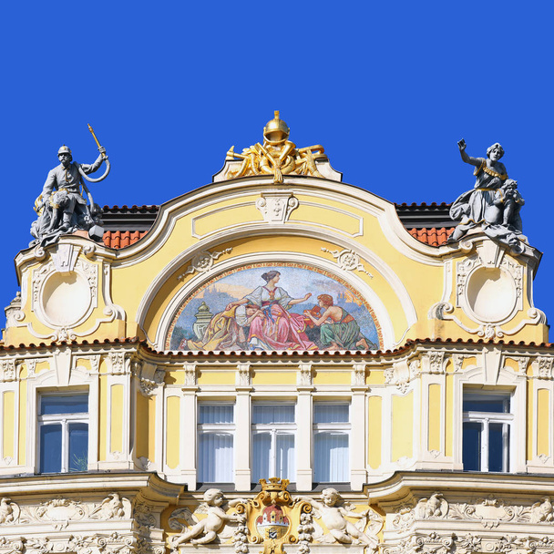 Okno starověké budovy. Stará Praha, 2019.  - Fotografie, Obrázek