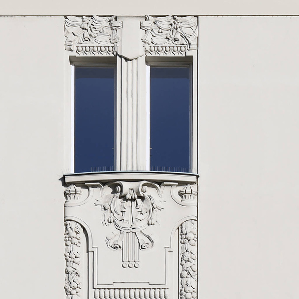 Finestra di un antico edificio. Vecchia Praga, 2019
.  - Foto, immagini