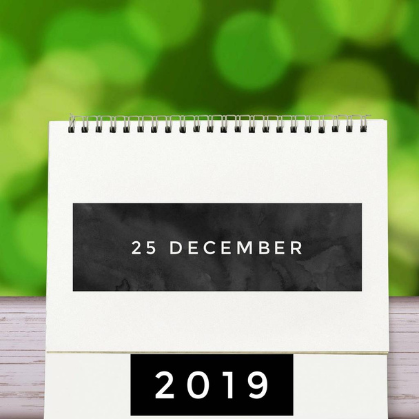 25 décembre 2019 calendrier Noël. vieille table en bois, fond vert de la nature, 25 décembre texte, compte à rebours pour la saison des fêtes, joyeux Noël, heureux nouveau concept année 2019
. - Photo, image