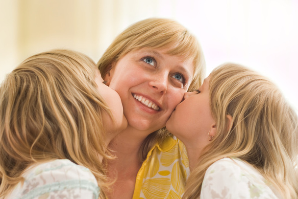 Daughters kissing his mom - Фото, изображение