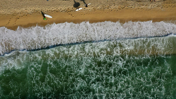 砂のビーチと紺碧の海の波の素晴らしい空中ビュー - 写真・画像
