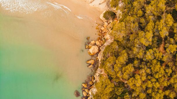 vue aérienne imprenable sur la plage de sable et les vagues de mer azur
 - Photo, image