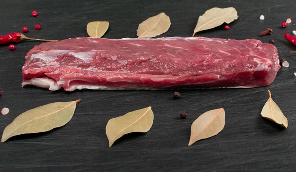 Nyers bárányhús (Tenderloin Fillet), birkahús (Mutton Sirloin Meat) vagy juhfilé - Fotó, kép