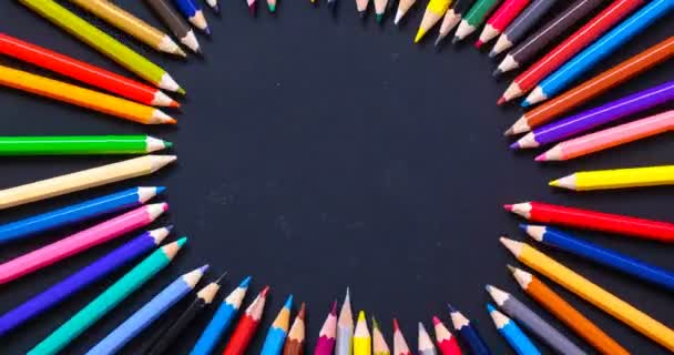Üst görünüm dur hareketi siyah arkaplan üzerindeki renkli kalem - Video, Çekim