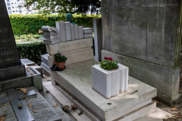A tomb of Pierre-Henri Gros-Collot, a French writer, in the Pere Lachaise Cemetery, Paris - Fotoğraf, Görsel