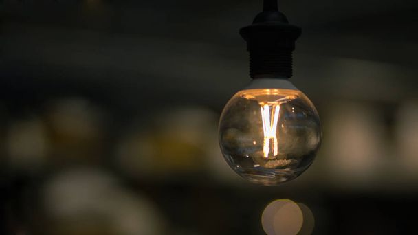 Винтажная диодная лампа освещает чердак
 - Фото, изображение